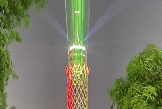 إضاءة برج القاهرة بشعار افتتاح المتحف المصري الكبير لليوم الثاني - صور