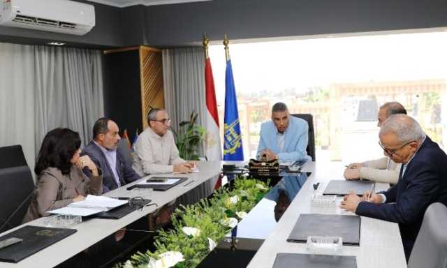 محافظ أسوان يُناقش سبل دعم مشروعات مياه الشرب بالمناطق الجبلية