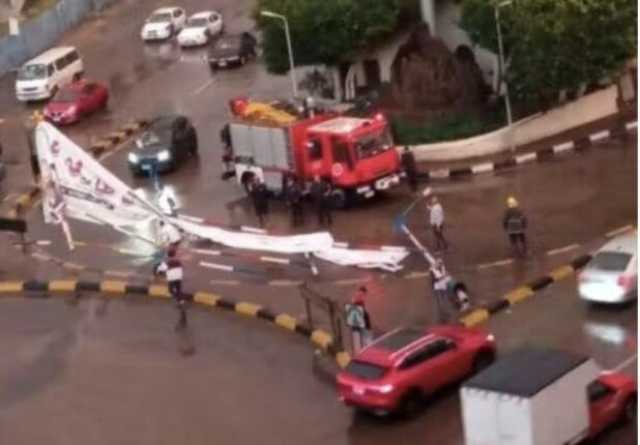 سقوط أعمدة إنارة ولافتات انتخابية ببورسعيد بسبب موجة الطقس السيئ