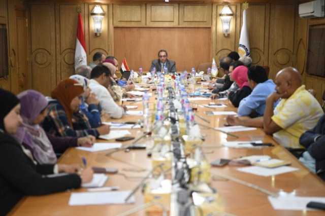 محافظ قنا يبحث آليات تطوير الميادين وفق الأجندة الحضرية الجديدة