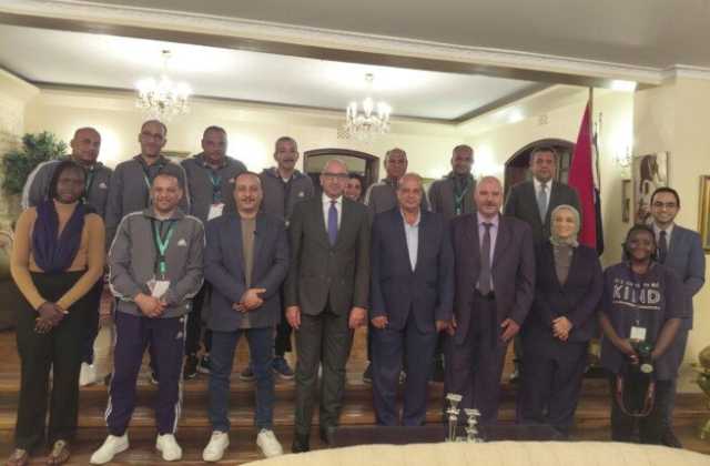 بالصور.. سفير مصر يستقبل فرقة «أناكوندا» المسرحية بمقر السفارة في نيروبي