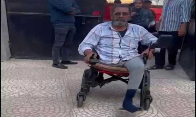 لم تمنعه ظروفه من المشاركة.. مسن يدلي بصوته في انتخابات مجلس النواب بالإسكندرية