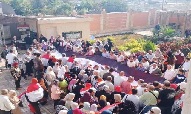 ناخبو الإسكندرية يرفعون علم مصر بطول الساحة أمام اللجان في مشهد وطني