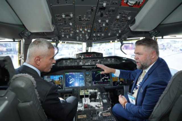 رئيس مصر للطيران يتفقد طائرة «Boeing 777X» أثناء مشاركتها في العرض الثابت بمعرض دبي للطيران 2025