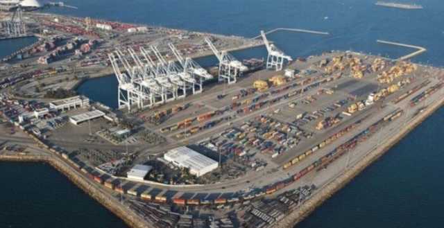 وسط التوترات مع إسلام آباد.. أفغانستان تحول طرق التجارة من باكستان إلى إيران