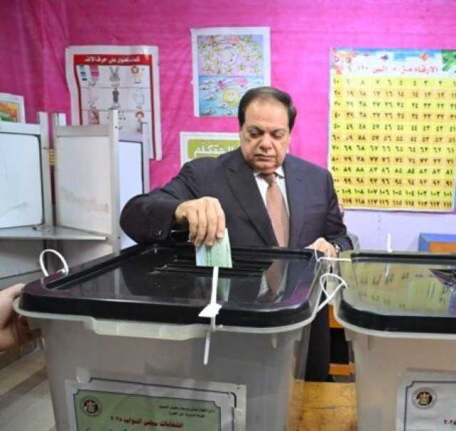«أبو العينين»يدلي بصوته في انتخابات النواب ويؤكد: المشاركة واجب وطني