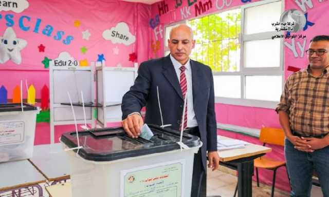 رئيس مياه الإسكندرية يُدلي بصوته ويتابع سير العملية الانتخابية من مركز السيطرة والتحكم