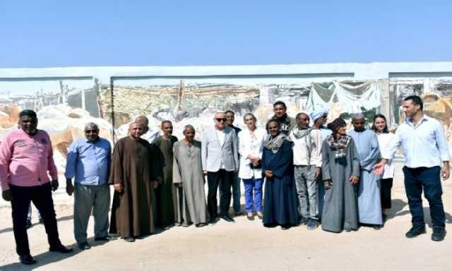 محافظ الأقصر والسفير الفرنسي يتفقدان مشروع تجميل نجع الملقطة بالقرنة