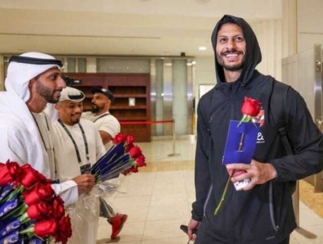 استقبال حار لبعثة الأهلي في دبي بالورود في فندق الإقامة