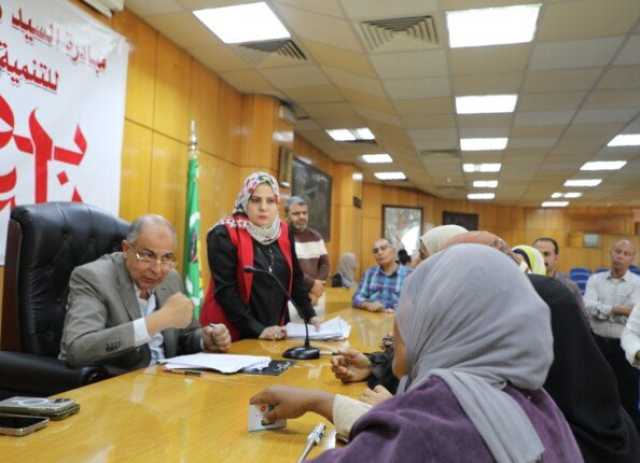 جهاز عروسة وسداد ديون.. محافظ المنيا يستمع لـ 70 حالة إنسانية في لقاء المواطنين
