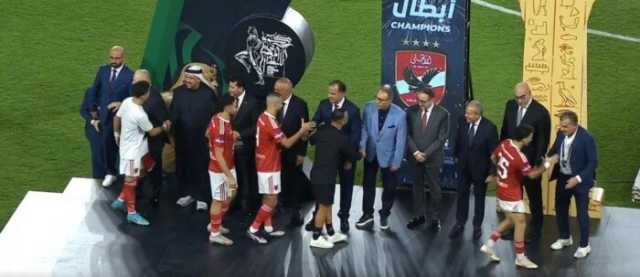 أثناء مراسم التتويج.. زيزو يتجاهل مصافحة نائب رئيس نادي الزمالك