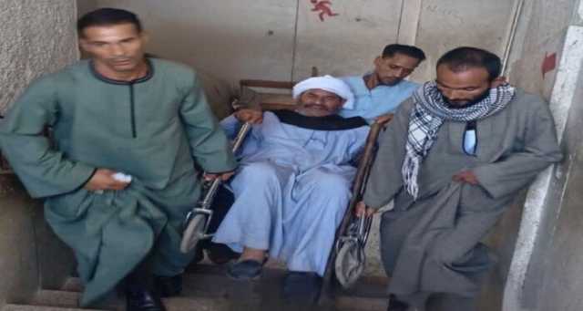 محمولًا على كرسي متحرك.. مسن يُدلي بصوته في انتخابات مجلس النواب بالإسكندرية