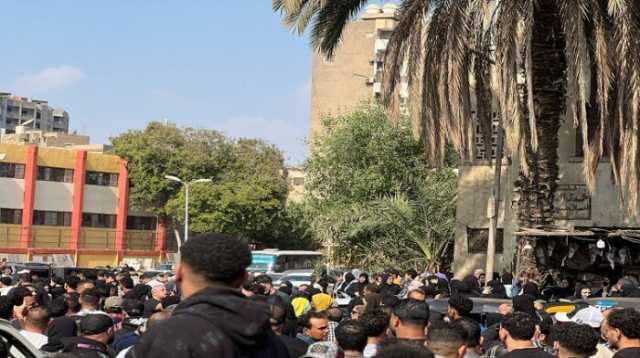 من أمام «كافيه ضاضا».. أهالي إمبابة يترقبون وصول جثمان الراحل إسماعيل الليثي