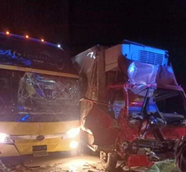 مصرع شخص وإصابة 14 آخرين في حادث تصادم أتوبيسين وسيارة نقل بطريق الجلالة - الزعفرانة بالسويس