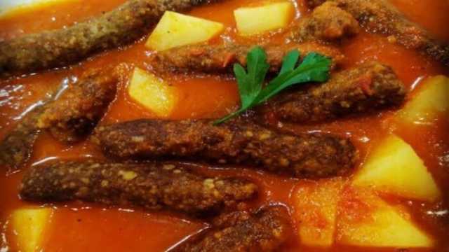غنية بالنكهات.. طريقة عمل كفتة بالصلصة والبطاطس