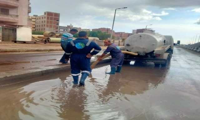 فرق الطوارئ تواصل انتشارها لرفع تراكمات مياه الأمطار بشوارع البحيرة