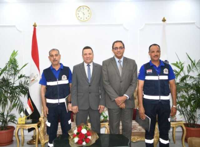 محافظ قنا يكرّم مسعفا وسائقا أعادا مبلغا ماليًا كبيرًا وهاتف لصاحبهما