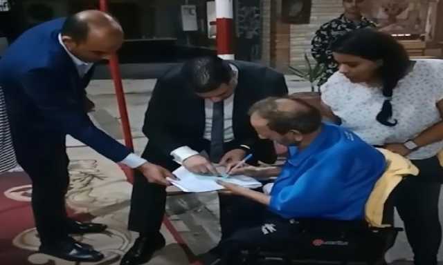 على كرسي متحرك.. مسن يحرص علي الإدلاء بصوته في انتخابات مجلس النواب بالإسكندرية