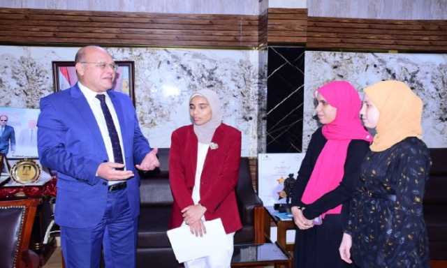 طالبة من ذوي الهمم تتألق كمذيعة وتُحاور رئيس جامعة سوهاج حول مبادرة 'تمكين