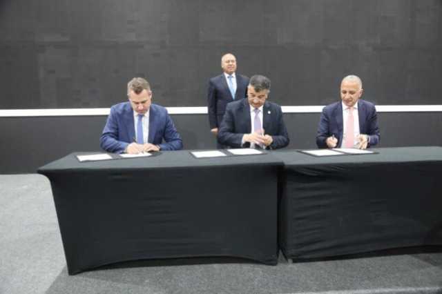 كامل الوزير يشهد توقيع عقد إدارة وتشغيل شبكة القطار الكهربائي السريع