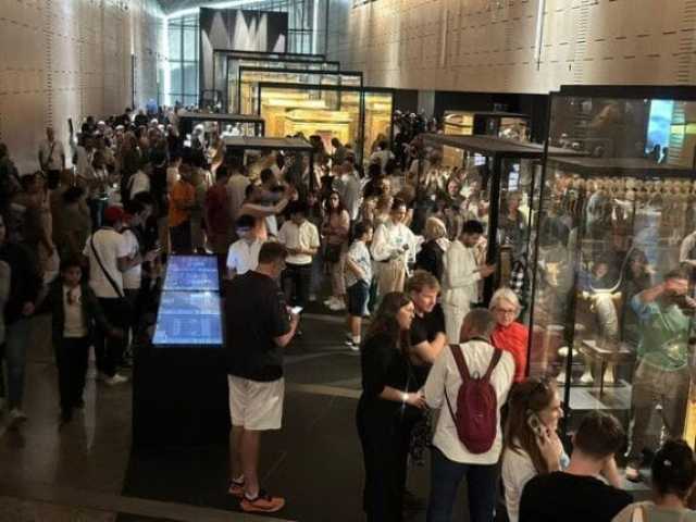 18 ألف مصري وأجنبي.. إقبال جماهيري كثيف في أول أيام افتتاح المتحف المصري الكبير
