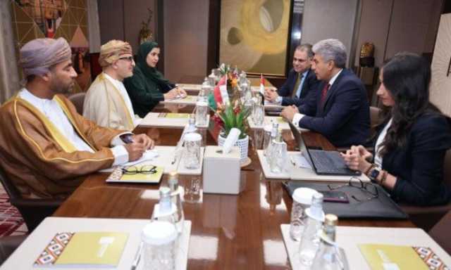 وزير السياحة يبحث مع نظيره العماني سبل تعزيز التعاون المشترك