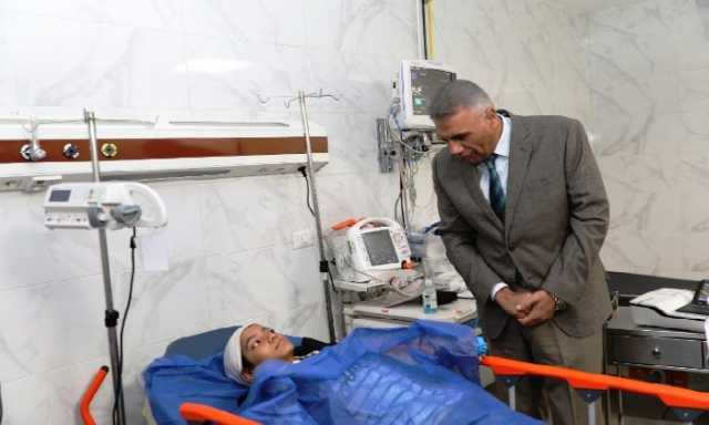 محافظ أسوان يزور طالبة مصابة فى حادث أتوبيس ويؤكد تسخير كل الإمكانيات لعلاج المصابين