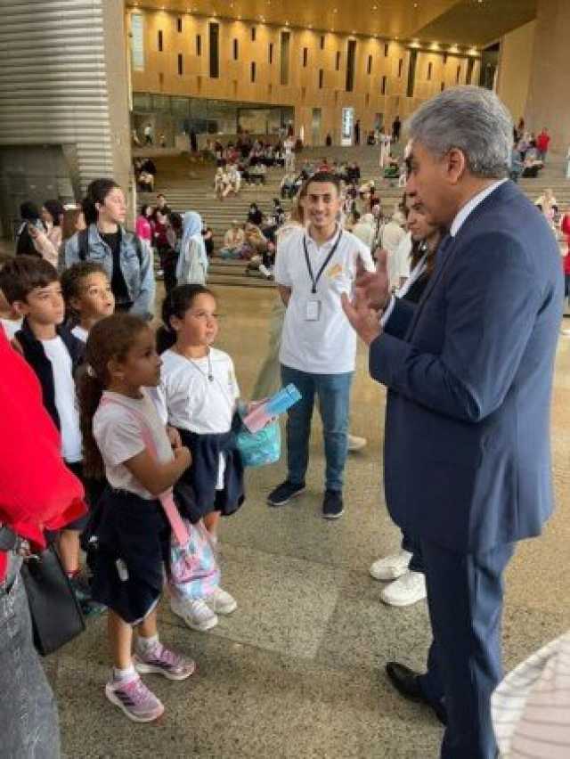 وزير السياحة يتفقد سير العمل بالمتحف الكبير.. ويلتقي السياح وطلبة المدارس