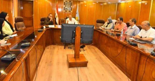 محافظ أسيوط يجتمع مع مسئولي الجمعيات الأهلية لبحث تطوير منظومة النظافة