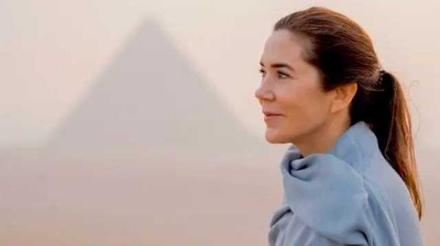 ملكة الدنمارك تخطف الأنظار خلال جولة بمنطقة الأهرامات.. وترحيب حار من المصريين