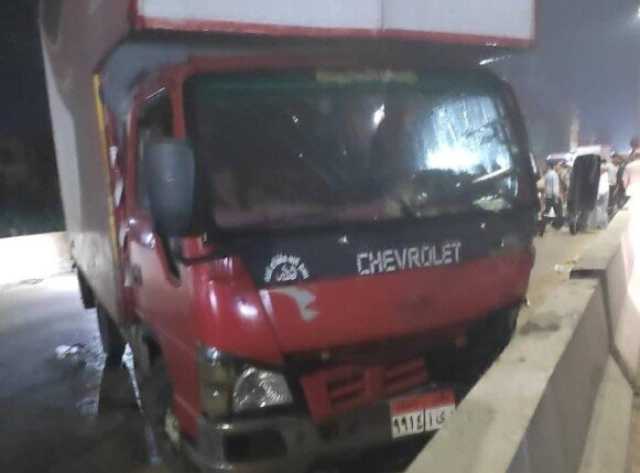 إصابة شخصين في تصادم سيارة نقل بأخرى محملة بمنتجات تموينية بالقليوبية