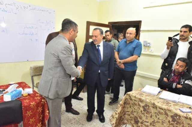 محافظ أسيوط يتفقد اللجان الانتخابية بحي غرب في جولة مسائية