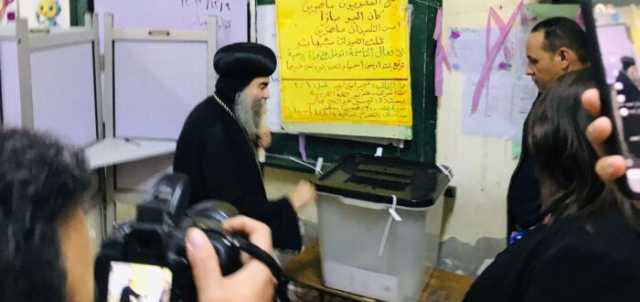 مطران أسيوط يتقدم الصفوف.. الأنبا يوأنس يدلي بصوته في الانتخابات: صوتنا أمانة