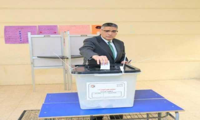 محافظ الجيزة يتابع العملية الانتخابية بعد الإدلاء بصوته في مدرسة النصر بأكتوبر