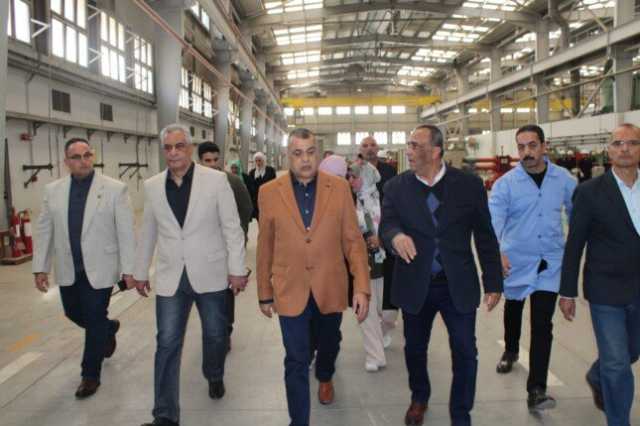وزير الإنتاج الحربي يفاجئ عمال «حلوان للصناعات غير الحديدية».. ويصدر توجيهات مهمة