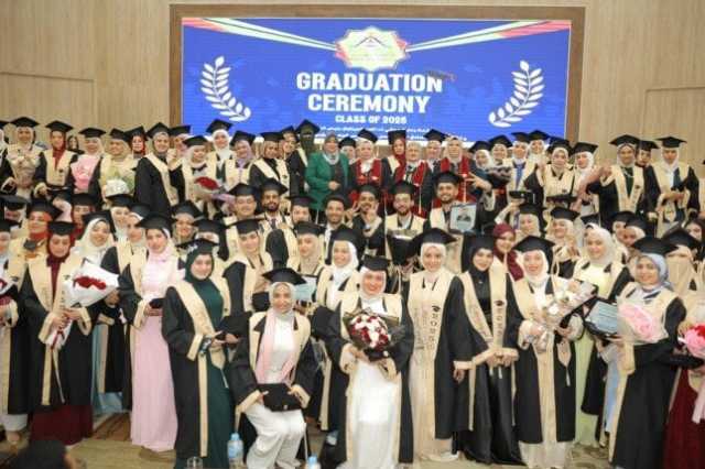 رئيس جامعة بنها يشهد حفل تخريج دفعة جديدة من طلاب كلية التمريض