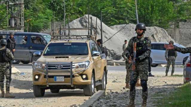 مقتل وإصابة 7 من شرطة باكستان في تفجير انتحاري شمال غرب البلاد