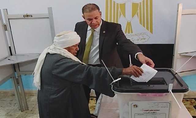 متكئًا على عصاه.. مسنّ يدلي بصوته في انتخابات المنتزة بالإسكندرية