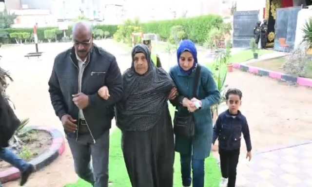 لم يمنعهم المرض.. كبار السن يحرصون على المشاركة والإدلاء بأصواتهم في انتخاب النواب بالبحيرة