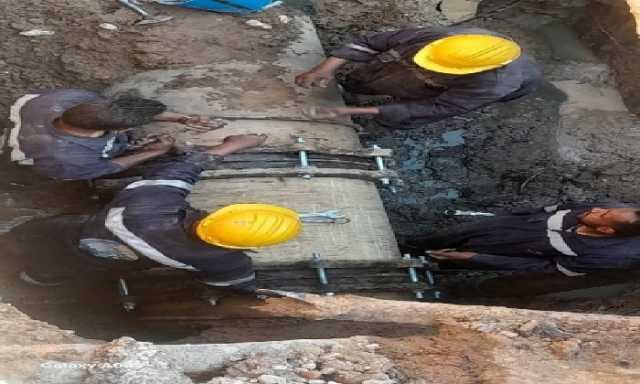 إصلاح كسر مُفاجئ في خط المياه الرئيسي بمنطقة الإشارة بأسوان