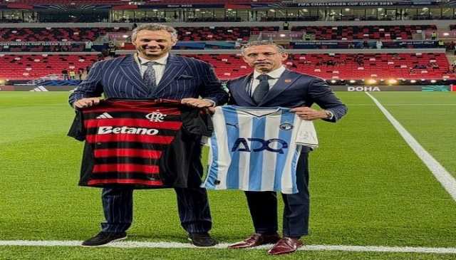 ممدوح عيد يتبادل الهدايا التذكارية مع مسؤولي فلامنجو قبل نصف نهائي كأس القارات للأندية