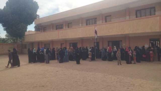 انتظام التصويت في لجان مركز قنا للإدلاء بأصواتهم في انتخابات مجلس النواب