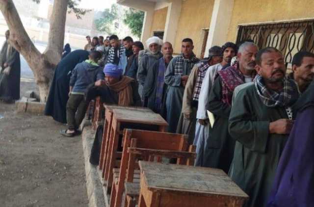 اصطفاف الناخبين بلجنة المعابدة بأسيوط للتصويت في انتخابات مجلس النواب 2025
