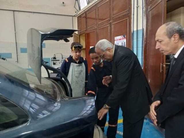 مدير تعليم القليوبية يتفقد مركز التميز للسيارات بالعبور