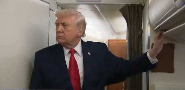 من الذي فتح باب حمام الطائرة الرئاسية رغمًا عن ترامب «فيديو»