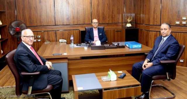 رئيس جامعة أسيوط يبحث سبل التعاون المشترك مع مدير شركة أمريكية متخصصة في صناعة السكر