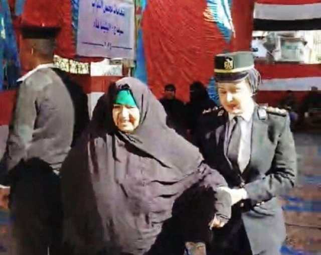 الشرطة النسائية تساعد الناخبات على الإدلاء بأصواتهن في انتخابات الدوائر الملغاة بسوهاج