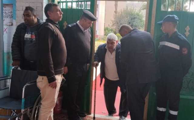 بمساعدة رجال الشرطة.. كبار السن يشاركون في العملية الانتخابية