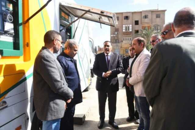 محافظ مطروح يتفقد سيارة الصراف الآلي بالبنك الأهلي في سيوة ويوجه بتوفير رصيد نقدي كافٍ لخدمة المواطنين والسياح