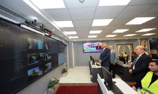 من داخل مركز السيطرة.. محافظ أسوان يتابع لحظة بلحظة سير جولة الإعادة لانتخابات مجلس النواب